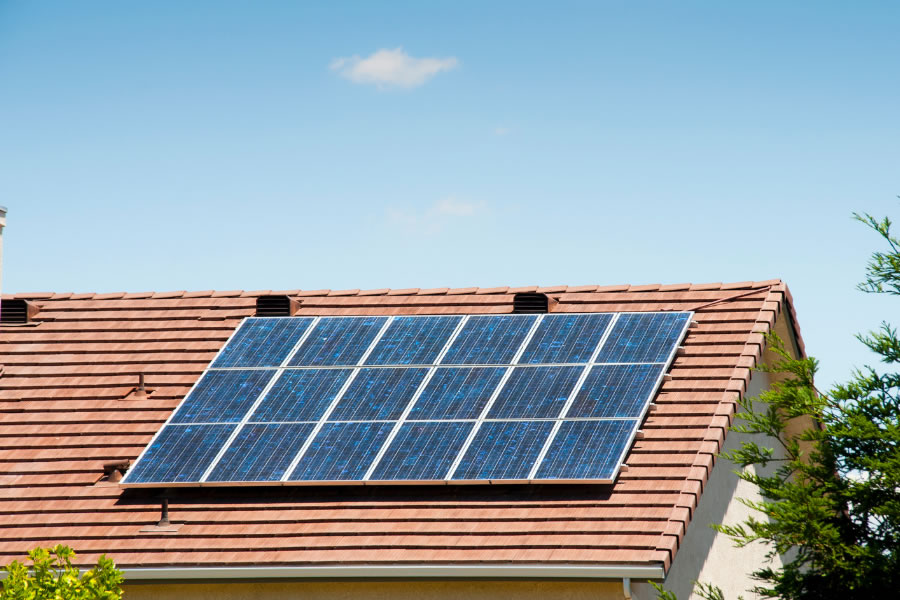 Placas solares de autoconsumo en el tejado de una vivienda